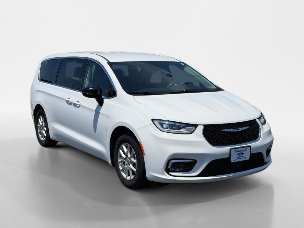 2024 Chrysler Pacifica Touring L's photo