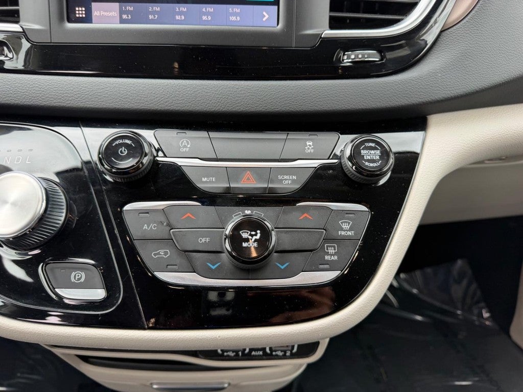 2023 Chrysler Voyager LX