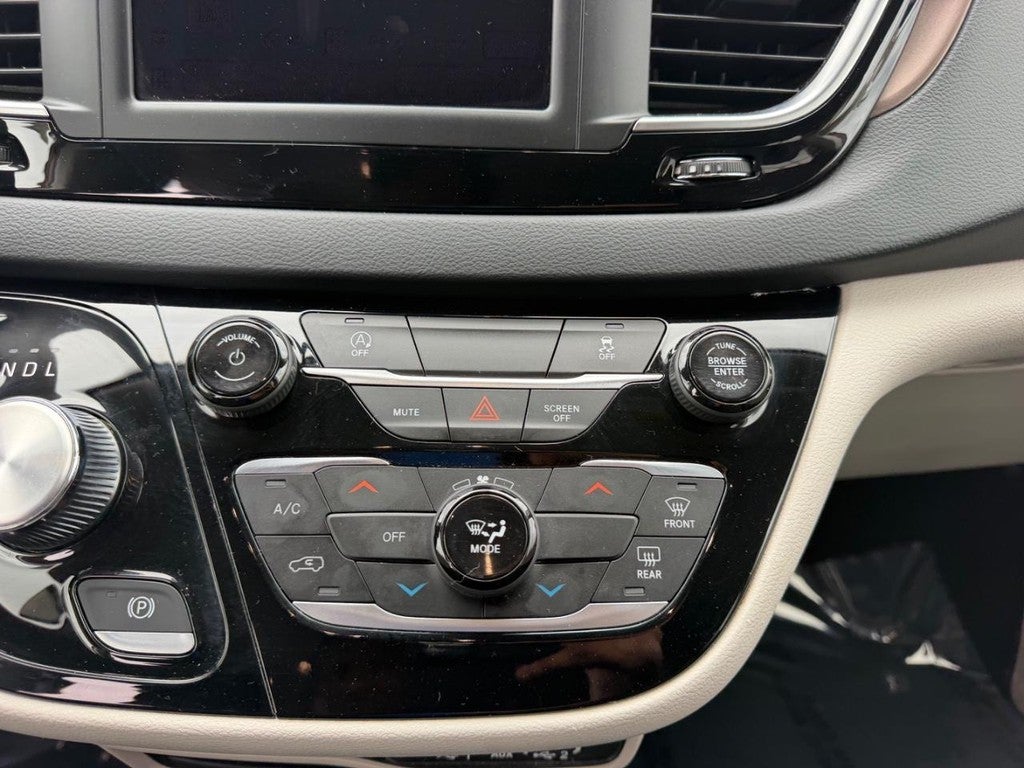 2023 Chrysler Voyager LX